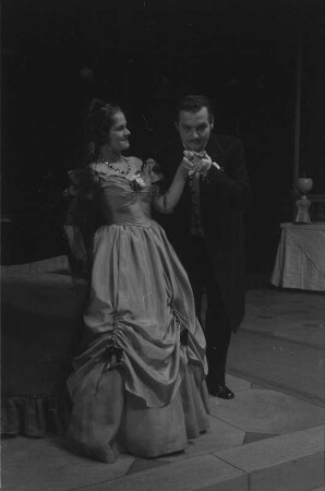 Szenenbilder aus der Oper "La Traviata" an der Deutsche Staatsoper Berlin : Szene mit Tiana Lemnitz