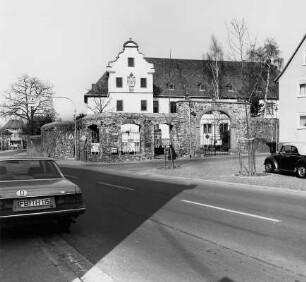 Ehem. Schloß mit Wirtschaftshof und Resten der Einfriedung des Lustgartens, das Schloß heute Rathaus der Gemeinde Ober-Mörlen; Ober-Mörlen, Frankfurter Straße 31
