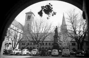 Freiburg i. Br.: Rathausplatz durch Bogen des Rathauses