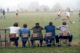 Dorffußballer eines Lokal-Derbys in Marienborn/Sachsen-Anhalt 1993