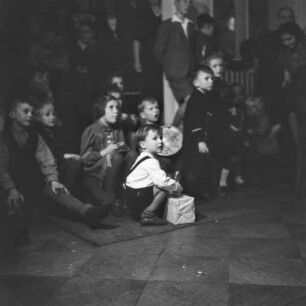 Kleiner Junge mit Geschenk, Kinderfest zur Weihnachtszeit