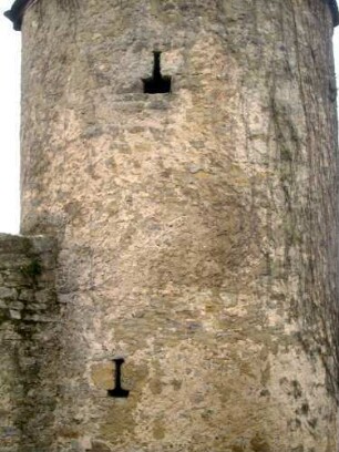 Nordwest-Rundturm von Nordosten- (flankierender Wehrturm) - Werksteine im Mauersteinverband mit Steigbügel-Schießscharten für Armbrust sowie Handbüchse