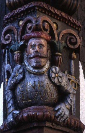 Ritterfigur an einem Fachwerkhaus in Kronberg/Taunus