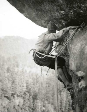 Sächsische Schweiz. Großer Zschand, Goldstein. Seilschaft K. Gonda/ W. Müller am Eckweg (VIII b)