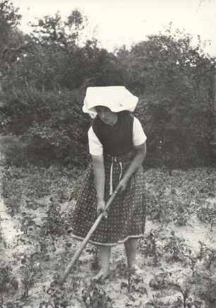 Sommerliche Arbeitskleidung aus Burg : Kleidung - niedersorbische Tracht. Ort: Bórkowy / Burg-Spreewald. Arbeitskleidung für den Sommer