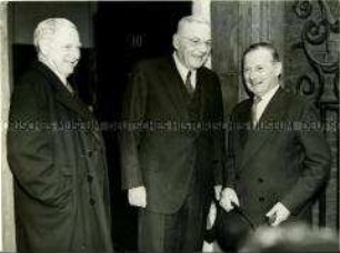 Der amerikanische Botschafter in London mit John Foster Dulles und Selwyn Lloyd