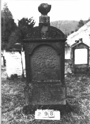Grabstein 298 (Index: 100009322) Zustand: Vorderseite: Inschrifttafel fehlt, Rückseite: zum Teil stark verwittert Maße HxBxT: 165x60x22 cm: Grabstein 298