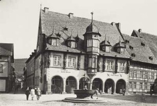 Goslar, Hotel Kaiserwort, 1494 erbaut als Gildehaus der Gewandschneider, Ansicht mit dem Marktbrunnen