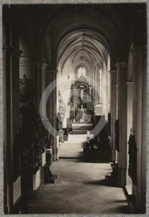 Südliches Seitenschiff der katholischen Pfarrkirche Bunzlau mit Nebenaltar