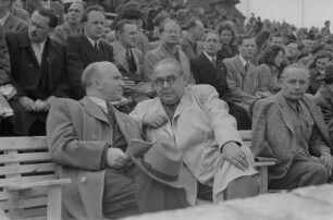 Internationales Leichtathletik-Sportfest im Walter-Ulbricht-Stadion : Blick auf die Tribüne mit den Politikern Wladimir Semjonow, Hermann Kastner und Luitpold Steidle (1. Reihe, von links nach rechts)