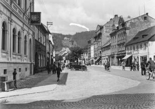 Straße in Neudek : Blick in eine Straße in Neudek. Im Hintergrund der Marktplatz mit Glockenturm