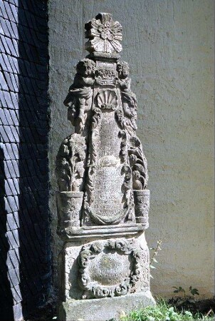 alter Grabstein an der Kirche