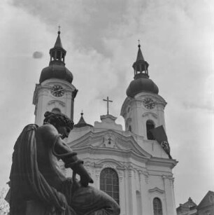 Statue vor der Marien-Magdalenenkirche in Karlsbad (Karlovy Vary)