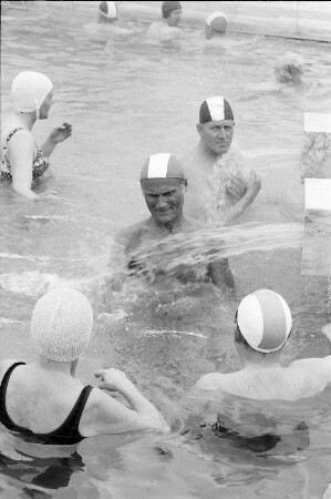 Zurzach, Schweiz: Oberbürgermeister Keidel badet