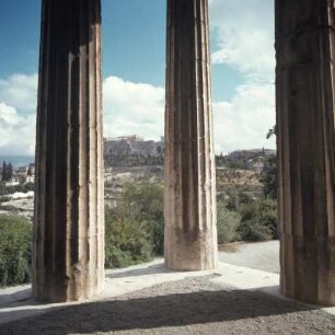 Athen. Theseion. Nachmittagsblick aus der Osttorhalle des Theseions auf Akropolis und Agorá