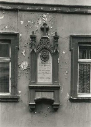 Zeitz, Rahnestraße 18. Wohnhaus. Detail: Erinnerungstafel an die drei letzten männlichen Nachkommen Martin Luthers