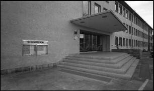 Freiburg: Neubau Arbeitsamt, Treppe und Stellenangebotstafel