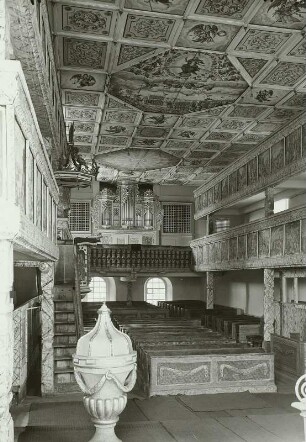 Burkersdorf, Kirche, Inneres nach Westen mit Taufstein, Kanzel und Orgel