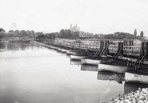 Speyer, Schiffsbrücke : Speyer. Schiffsbrücke über den Rhein. Blick nach Nordosten zum Dom