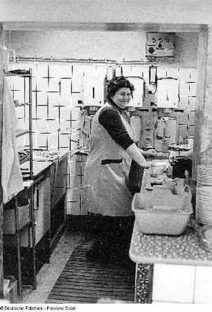 Mitarbeiterin des HO-Cafés "Mokka-Perle" in der Küche