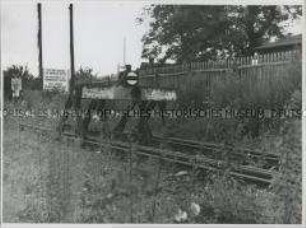 Gesperrte S-Bahn-Gleise an der Zonengrenze in Düppel (bei Zehlendorf) in Richtung Osten