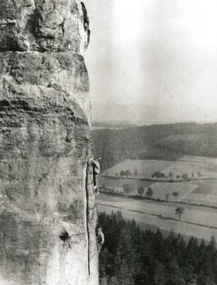 Sächsische Schweiz. Pfaffenstein, Barbarine. Seilschaft K. Gonda an der Talseite (VIIc)