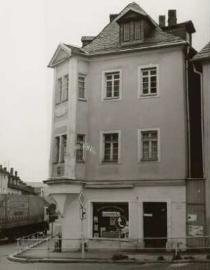 Wohnhaus mit Läden