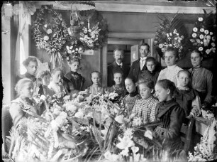 Arbeiterinnen der Blumenfabrik Heinrich Kast in Walldürn