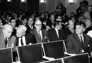 20. Tagung 1970 Chemiker; Sitzreihen während Vortrag: 1. Reihe: Richard L. M. Synge; 2. Reihe: Ronald G. Norrish, Harold C. Urey, Robert S. Mulliken, Lord George Porter of Luddenham, Dorothy Hodgkin