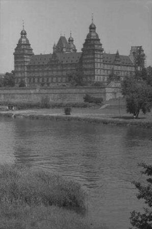 Aschaffenburg: Gesamtansicht des Schlosses, von der Mainbrücke