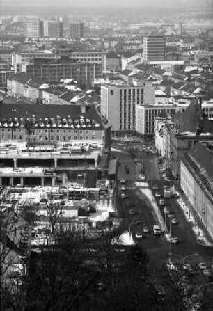 Freiburg: Von der Schwebebahn-Bergstation auf verschneiten Leopoldring