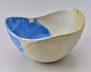 Halbkugelige Schale mit weiß-bräunlicher und blauer Glasur