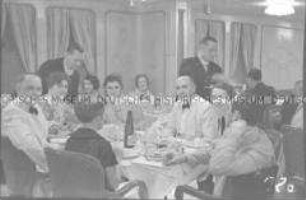 Passagiere während des Dinners an Bord des Hochseepassagierdampfers "Bremen"