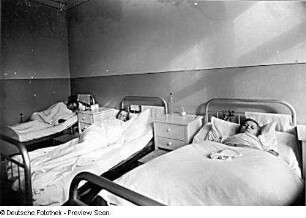 Krankenzimmer : Kreiskrankenhaus (um 1905). Krankenzimmer mit Patientinnen
