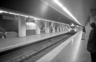München: S-Bahnhof Marienplatz mit Zug