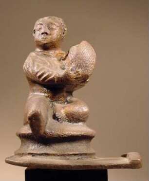 Statuette eines Knaben auf Basis