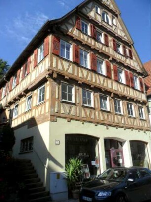 Stadtbild-Altburger Straße im Westen-Haus Nr 19-Giebelständiges Haus mit Fachwerkobergeschossen in Riegelbauweise (nach Süden und Osten vorkragend) von Südosten