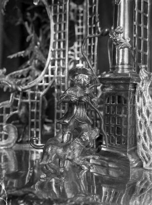 Jagdaufsatz. Schloss Moritzburg : Jagdaufsatz. Silber, vergoldet (1701/1715). Detail Jagdbursche mit Hund. Moritzburg, Schloss