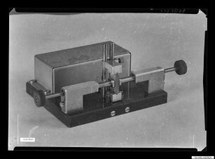 Quarz mit Elektroden; Foto 1963