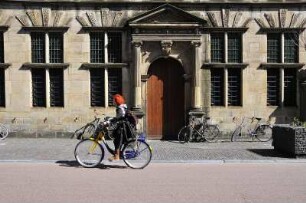 Leiden - Radfahrerin : Eine Radfahrerin fährt am historischen Stadthaus entlang, aufgenommen in Leiden am 6. April 2010