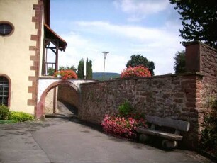 Wallfahrtskapelle Maria Schnee-Ansicht von Westen im Westsüdwesten mit an die Kapelle und Torbogen anschließender Friedhofsmauer