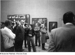 Dresden-Altstadt. Albertinum. IX. Kunstausstellung der DDR, 02.10.1982-02.04.1983. Raumaufnahme mit Ausstellungsbesuchern