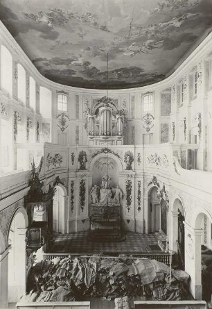 Wermsdorf, Jagdschloss Hubertusburg. Schlosskapelle, Inneres, Blick auf Altar und Orgel