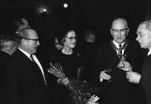 Freiburg: Kaufhaussaal; Großes Bundesverdienstkreuz für Colmars Oberbürgermeister Joseph Rey; Gruninger, Mme. Rey, Oberbürgermeister Joseph Rey