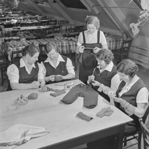 Werkfrauen beim Flicken von Kleidungsstücken