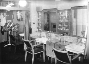 Roßwein. Wohnhaus mit Laden (Friseur-Salon Wüstling), Kreuzplatz 6. Innenansicht des Friseursalons (Damenbereich)