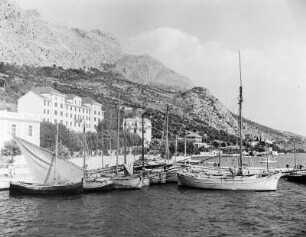 Blick auf den Hafen von Omiš