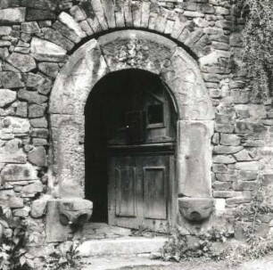 Colditz, Haingasse 38. Wohnhaus (16. Jh.). Sitznischenportal in der Gartenmauer