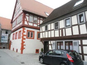 Stadtbild-Hof der Gayling von Altheim (erbaut 1555) - Ansicht querab mit Fachwerk-Obergeschossen auf steinernem Stock