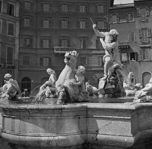 Fontana del Nettuno & ehemals Fontana dei Calderari — Neptun, mit einer Krake ringend